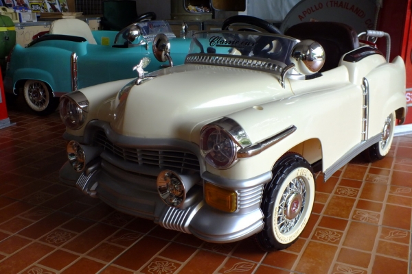 ขออนุญาตขาย classic cadilac 1955 รถไฟฟ้าเด็กสวยๆขับได้ โชว์ได้