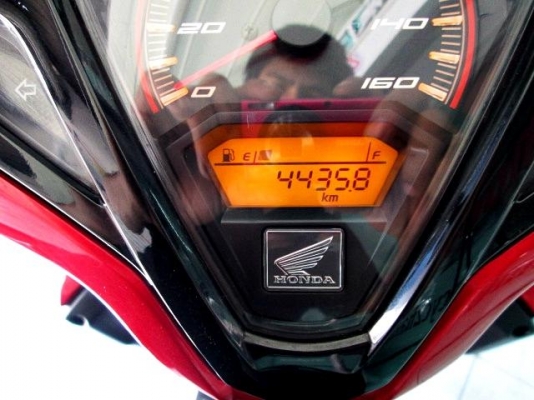 CLICK 125 i ปี 56 ลายใหม่  สี ขาวดำ  รถเดือน ก.ค. ใหม่ๆเลย  ไมล์ 4  พันโล  ฟรีค่าโอน ((มีเล่มพร้อมโอน ))  35900