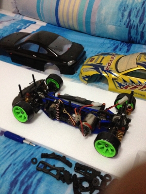 ขายรถบังคับสายพาน ไฟฟ้า รีโมทดิจิตอลของ futaba 2pl พร้อมเล่น รายละเอียด ติดต่อ โทร0875077464โส ไห้หมดเลย ตามรูปเลยคับ ราคา4500บาท