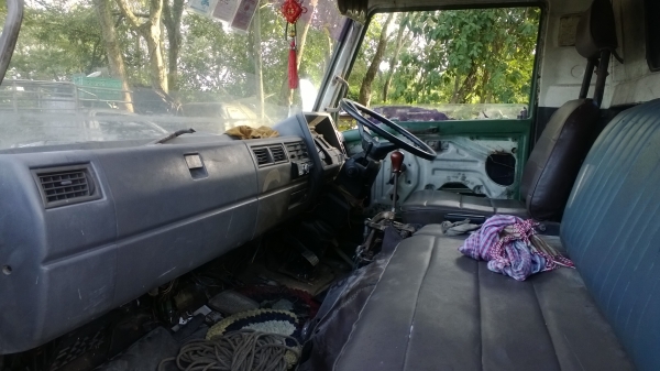 HINO KM779 117แรง หัวเก๋งเก็บสียังไม่เสร็จ กะบะสแตนเลส เครื่องดี สวย คัสซีสวย...