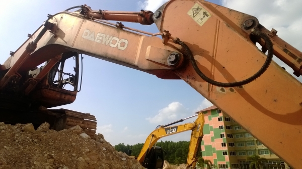 ขายซากDAEWOO SL220LC-V แบคโฮ รุ่น5 ไฟไหม้ โดนเครื่อง หัวเก๋ง ขายตามสภาพ...