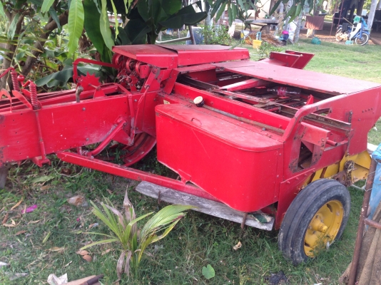 ขายเครื่องอัดฟางยี่ห้อ NEWHOLLAND รุ่น 272 มีภาพวีดีโอ ใช้งานดีแต่ไม่ค่อยได้ใช้งาน สภาพสวยพร้อมใช้งาน ราคา 98000 บาท คุยกันได้ครับ  สนใจติดต่อ คุณชัยยา สตึก โทร 081-9972972  089-8451778