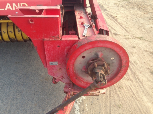 ขายเครื่องอัดฟางยี่ห้อ NEWHOLLAND รุ่น 272 มีภาพวีดีโอ ใช้งานดีแต่ไม่ค่อยได้ใช้งาน สภาพสวยพร้อมใช้งาน ราคา 98000 บาท คุยกันได้ครับ  สนใจติดต่อ คุณชัยยา สตึก โทร 081-9972972  089-8451778