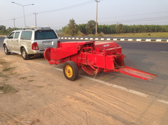 ขายเครื่องอัดฟางยี่ห้อ NEWHOLLAND รุ่น 272 มีภาพวีดีโอ ใช้งานดีแต่ไม่ค่อยได้ใช้งาน สภาพสวยพร้อมใช้งาน ราคา 98000 บาท คุยกันได้ครับ  สนใจติดต่อ คุณชัยยา สตึก โทร 081-9972972  089-8451778