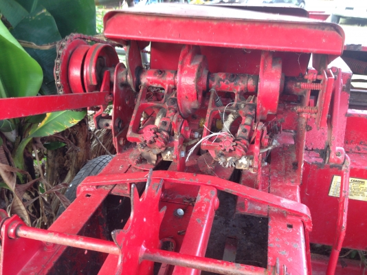 ขายเครื่องอัดฟางยี่ห้อ NEWHOLLAND รุ่น 272 มีภาพวีดีโอ ใช้งานดีแต่ไม่ค่อยได้ใช้งาน สภาพสวยพร้อมใช้งาน ราคา 98000 บาท คุยกันได้ครับ  สนใจติดต่อ คุณชัยยา สตึก โทร 081-9972972  089-8451778