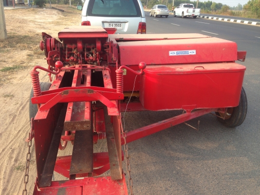 ขายเครื่องอัดฟางยี่ห้อ NEWHOLLAND รุ่น 272 มีภาพวีดีโอ ใช้งานดีแต่ไม่ค่อยได้ใช้งาน สภาพสวยพร้อมใช้งาน ราคา 98000 บาท คุยกันได้ครับ  สนใจติดต่อ คุณชัยยา สตึก โทร 081-9972972  089-8451778