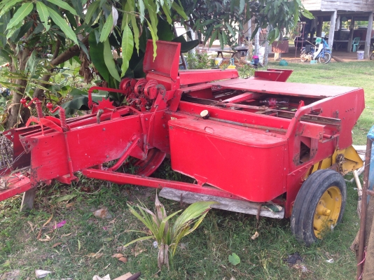 ขายเครื่องอัดฟางยี่ห้อ NEWHOLLAND รุ่น 272 มีภาพวีดีโอ ใช้งานดีแต่ไม่ค่อยได้ใช้งาน สภาพสวยพร้อมใช้งาน ราคา 98000 บาท คุยกันได้ครับ  สนใจติดต่อ คุณชัยยา สตึก โทร 081-9972972  089-8451778