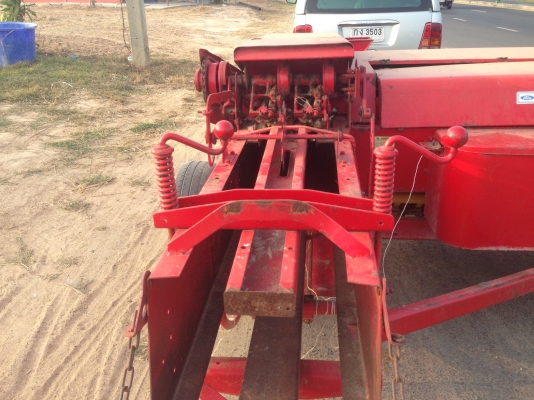 ขายเครื่องอัดฟางยี่ห้อ NEWHOLLAND รุ่น 272 มีภาพวีดีโอ ใช้งานดีแต่ไม่ค่อยได้ใช้งาน สภาพสวยพร้อมใช้งาน ราคา 98000 บาท คุยกันได้ครับ  สนใจติดต่อ คุณชัยยา สตึก โทร 081-9972972  089-8451778