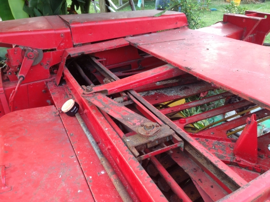 ขายเครื่องอัดฟางยี่ห้อ NEWHOLLAND รุ่น 272 มีภาพวีดีโอ ใช้งานดีแต่ไม่ค่อยได้ใช้งาน สภาพสวยพร้อมใช้งาน ราคา 98000 บาท คุยกันได้ครับ  สนใจติดต่อ คุณชัยยา สตึก โทร 081-9972972  089-8451778