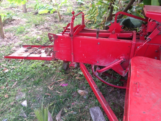 ขายเครื่องอัดฟางยี่ห้อ NEWHOLLAND รุ่น 272 มีภาพวีดีโอ ใช้งานดีแต่ไม่ค่อยได้ใช้งาน สภาพสวยพร้อมใช้งาน ราคา 98000 บาท คุยกันได้ครับ  สนใจติดต่อ คุณชัยยา สตึก โทร 081-9972972  089-8451778
