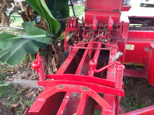 ขายเครื่องอัดฟางยี่ห้อ NEWHOLLAND รุ่น 272 มีภาพวีดีโอ ใช้งานดีแต่ไม่ค่อยได้ใช้งาน สภาพสวยพร้อมใช้งาน ราคา 98000 บาท คุยกันได้ครับ  สนใจติดต่อ คุณชัยยา สตึก โทร 081-9972972  089-8451778