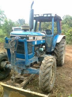 รถไถ FORD 8210 4WD มีใบดันหน้า รถไถพร้อมใช้งานราคาประหยัด ตัดราคาเหลือเพียง 430,000 บาท.