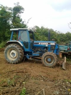 รถไถ FORD 8210 4WD มีใบดันหน้า รถไถพร้อมใช้งานราคาประหยัด ตัดราคาเหลือเพียง 430,000 บาท.