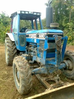 รถไถ FORD 8210 4WD มีใบดันหน้า รถไถพร้อมใช้งานราคาประหยัด ตัดราคาเหลือเพียง 430,000 บาท.