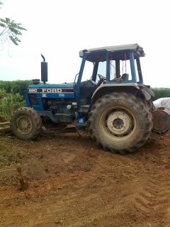 รถไถ FORD 8210 4WD มีใบดันหน้า รถไถพร้อมใช้งานราคาประหยัด ตัดราคาเหลือเพียง 430,000 บาท.