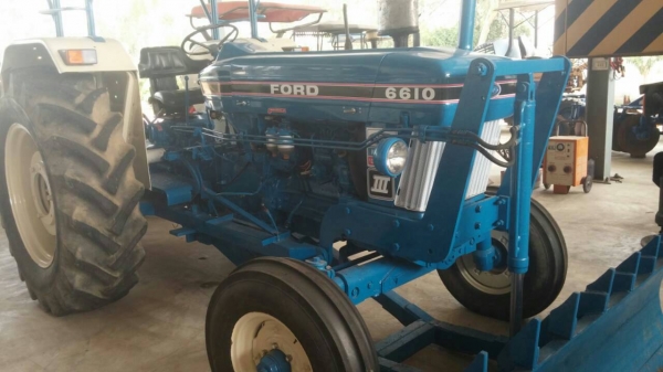 ขาย  ฟอร์ด 6610 เพลาเดียว ราคา420,000 ใช้งานง่าย โทร 081-8507085 (เอ)