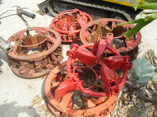 ล้อรถไถกันติดหลุ่ม