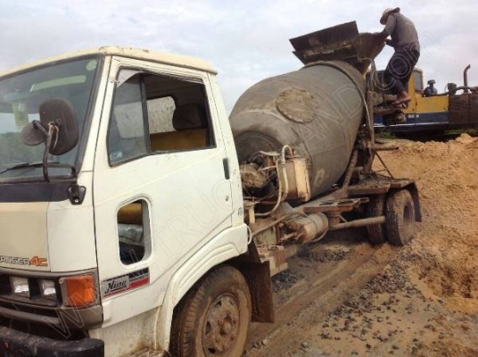 รถบรรทุก 6 ล้อโม่ปูน  ยี่ห้อ HINO ขนาดโม่ปูน 2.3 คิว  165 แรงม้า