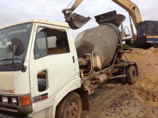 รถบรรทุก 6 ล้อโม่ปูน  ยี่ห้อ HINO ขนาดโม่ปูน 2.3 คิว  165 แรงม้า