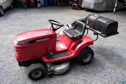 ขาย รถตัดหญ้า นั่งขับ HONDA 2013 เครื่อง 13 hp 2 ใบตัด 5 เกียร์เดินหน้า 1 เกียร์ถอยหลัง ปรับใบตัดได้ 7 ระดับ ราคา 58,000 ขาย รถตัดหญ้า นั่งขับ HONDA 2013 เครื่อง 13 hp 2 ใบตัด 5 เกียร์เดินหน้า 1 เกียร์ถอยหลัง ปรับใบตัดได้ 7 ระดับ ราคา 58,000