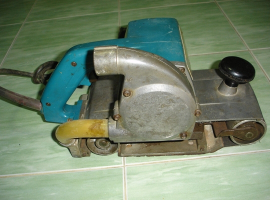 ขายเครื่องขัดกระดาษทรายแบบสายพาน makita ใครพอทราบรุ่นบอกด้วยคับ