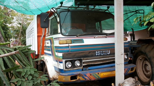 **580,000 บ.ต่อรอง**ขาย 10ล้อ2เพลาดั๊ม ISUZU JCM คัสซี309 6BD1 165HP เครื่องแน่นแรง อึด ช่วงล่างดีคัสซีบิวด์มาใหม่ สโลวกลาง กระบะสีใหม่ 2เพลาเดิม ดั๊มดีไม่มียุบ หัวเก๋งเดิมปะผุพื้นแล้ว ภายในดีคอนโซลครบ ยางดี10เส้น พร้อมใช้ พร้อมลุยงาน เอกสารม.79 ราคาต่อรอ