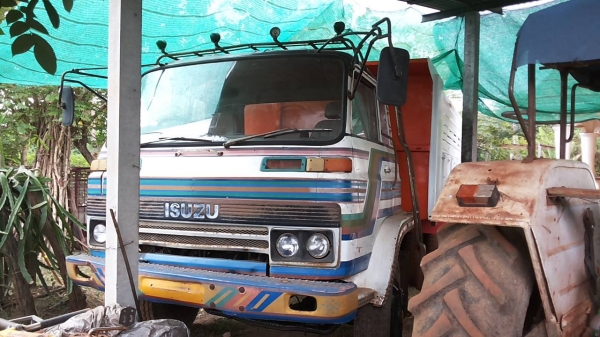 **580,000 บ.ต่อรอง**ขาย 10ล้อ2เพลาดั๊ม ISUZU JCM คัสซี309 6BD1 165HP เครื่องแน่นแรง อึด ช่วงล่างดีคัสซีบิวด์มาใหม่ สโลวกลาง กระบะสีใหม่ 2เพลาเดิม ดั๊มดีไม่มียุบ หัวเก๋งเดิมปะผุพื้นแล้ว ภายในดีคอนโซลครบ ยางดี10เส้น พร้อมใช้ พร้อมลุยงาน เอกสารม.79 ราคาต่อรอ