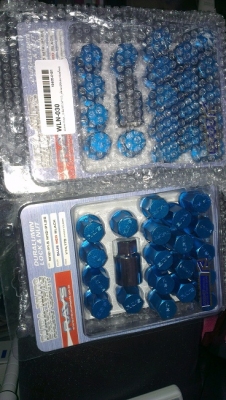 ขายน็อตล้อ RAYs ครับ เกลียว 1.5 มีน็อตกันขโมยด้วยครับ สีฟ้า ยิงทราย อลูมิเนียม ขาย หรือขายส่งได้ครับ 1 ชุด