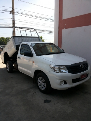 กระบะปิ๊คอัพดัมพ์  TOYOTA สีขาว