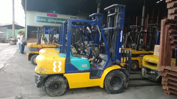 รถยกโคมัสสึรุ่น 12 น้ำหนักยก 3 ตัน เสาสูง 6 เมตร เครื่องดีเซล เกียร์ออโต้ แผงงาสไลด์ งายาว 1.80 เมตร