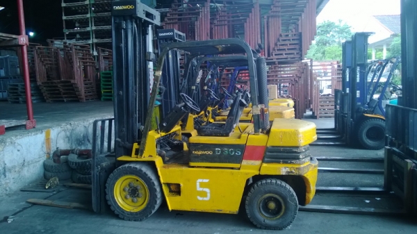 รถยก 3 ตัน ราคาถูกๆครับ เสาสูง 6 เมตร เครื่องดีเซล เกียร์ออโต้