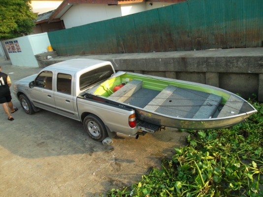 เรืออลูสวยๆพร้อมเครื่อ่งซูซูกิ 9.9 แรงสีจังหวะสภาพป้ายแดง