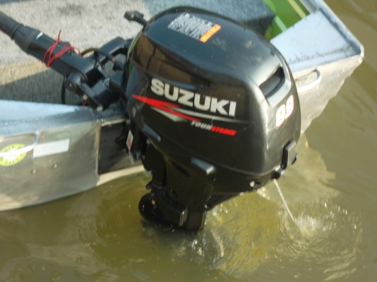 เรืออลูสวยๆพร้อมเครื่อ่งซูซูกิ 9.9 แรงสีจังหวะสภาพป้ายแดง เรืออลูสวยๆพร้อมเครื่อ่งซูซูกิ 9.9 แรงสีจังหวะสภาพป้ายแดง