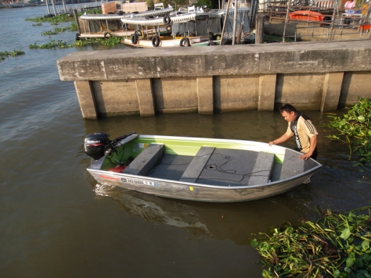 เรืออลูสวยๆพร้อมเครื่อ่งซูซูกิ 9.9 แรงสีจังหวะสภาพป้ายแดง เรืออลูสวยๆพร้อมเครื่อ่งซูซูกิ 9.9 แรงสีจังหวะสภาพป้ายแดง