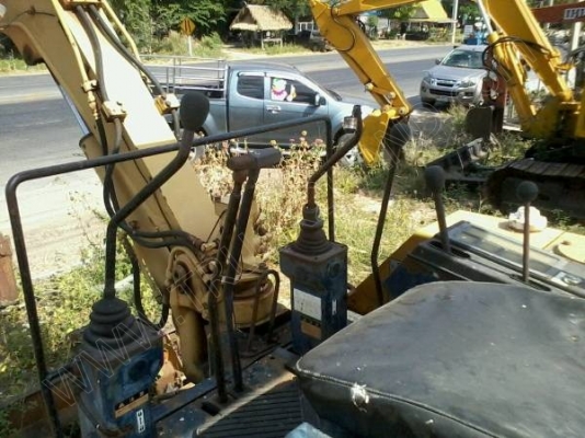 รถแบคโฮ ยี่ห้อ KOMATSU PC20-5 รถแบคโฮ ยี่ห้อ KOMATSU PC20-5