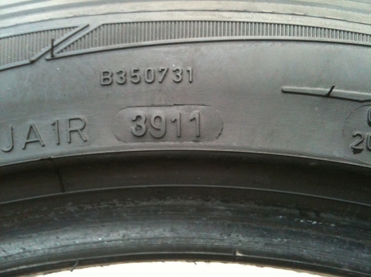 ขายยาง DUNLOP 275/40/18 ปี11 เยอรมัน สภาพสวยๆ ใช้ได้อีกนาน ขายยาง DUNLOP 275/40/18 ปี11 เยอรมัน สภาพสวยๆ ใช้ได้อีกนาน