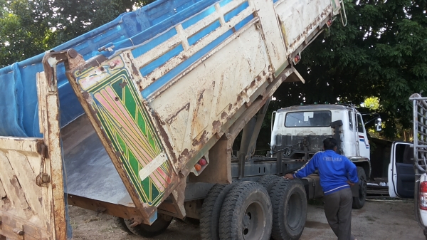 **500,000 บ.ต่อรอง**ขาย10ล้อเพลาเดียวดั้ม Isuzu Jcm 6bf1 185hp เครื่องแน่น แรงดี ช่วงล่างดีคัสซีดี มีบวมข้างใหนบ้างตามอายุ กระบะดั๊มเหล็ก แบบสามมิตรลอนเฉียง กระบะสภาพดี ข้างดี พื้นดีสวยไม่ผุ สีสันพอใช้ หัวบางเดิม สีมีลอก ภายในดีคอนโซลโอเค ดั๊มยิงหน้า ดั๊ม