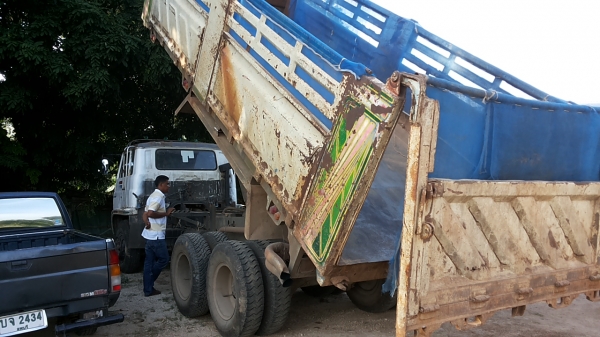 **500,000 บ.ต่อรอง**ขาย10ล้อเพลาเดียวดั้ม Isuzu Jcm 6bf1 185hp เครื่องแน่น แรงดี ช่วงล่างดีคัสซีดี มีบวมข้างใหนบ้างตามอายุ กระบะดั๊มเหล็ก แบบสามมิตรลอนเฉียง กระบะสภาพดี ข้างดี พื้นดีสวยไม่ผุ สีสันพอใช้ หัวบางเดิม สีมีลอก ภายในดีคอนโซลโอเค ดั๊มยิงหน้า ดั๊ม