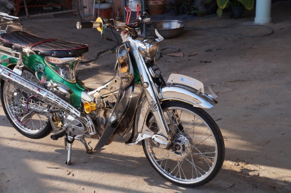 ขาย HONDA C 100 เครื่อง ดรีม 100 ทะเบียนเครื่อง โครงออกใบซื้อขายให้ แต่งสวย ๆ สภาพนางฟ้า สีเขียวเก็ด เพ้นลายสวยมาก งานเหล็กทั้งคัน ชุบทั้งคัน ท่อยก ดิสเบลคหลัง เครื่องดี ขับดีแน่น โดยรวมพร้อมใช้ครับ