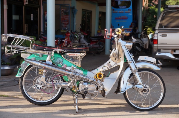 ขาย HONDA C 100 เครื่อง ดรีม 100 ทะเบียนเครื่อง โครงออกใบซื้อขายให้ แต่งสวย ๆ สภาพนางฟ้า สีเขียวเก็ด เพ้นลายสวยมาก งานเหล็กทั้งคัน ชุบทั้งคัน ท่อยก ดิสเบลคหลัง เครื่องดี ขับดีแน่น โดยรวมพร้อมใช้ครับ