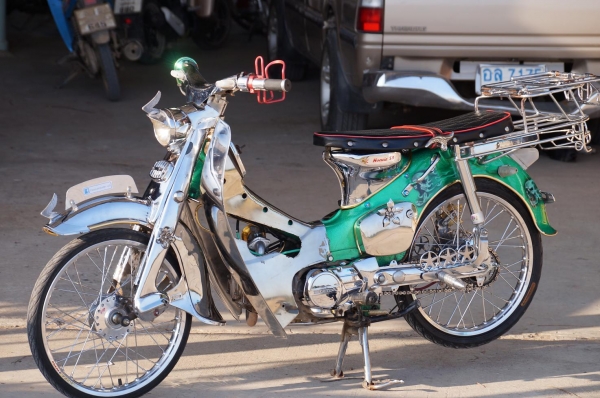 ขาย HONDA C 100 เครื่อง ดรีม 100 ทะเบียนเครื่อง โครงออกใบซื้อขายให้ แต่งสวย ๆ สภาพนางฟ้า สีเขียวเก็ด เพ้นลายสวยมาก งานเหล็กทั้งคัน ชุบทั้งคัน ท่อยก ดิสเบลคหลัง เครื่องดี ขับดีแน่น โดยรวมพร้อมใช้ครับ