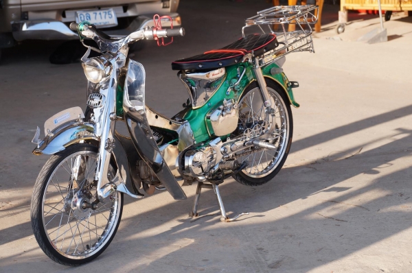 ขาย HONDA C 100 เครื่อง ดรีม 100 ทะเบียนเครื่อง โครงออกใบซื้อขายให้ แต่งสวย ๆ สภาพนางฟ้า สีเขียวเก็ด เพ้นลายสวยมาก งานเหล็กทั้งคัน ชุบทั้งคัน ท่อยก ดิสเบลคหลัง เครื่องดี ขับดีแน่น โดยรวมพร้อมใช้ครับ