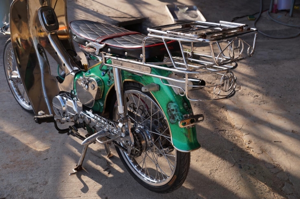 ขาย HONDA C 100 เครื่อง ดรีม 100 ทะเบียนเครื่อง โครงออกใบซื้อขายให้ แต่งสวย ๆ สภาพนางฟ้า สีเขียวเก็ด เพ้นลายสวยมาก งานเหล็กทั้งคัน ชุบทั้งคัน ท่อยก ดิสเบลคหลัง เครื่องดี ขับดีแน่น โดยรวมพร้อมใช้ครับ