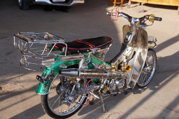 ขาย HONDA C 100 เครื่อง ดรีม 100 ทะเบียนเครื่อง โครงออกใบซื้อขายให้ แต่งสวย ๆ สภาพนางฟ้า สีเขียวเก็ด เพ้นลายสวยมาก งานเหล็กทั้งคัน ชุบทั้งคัน ท่อยก ดิสเบลคหลัง เครื่องดี ขับดีแน่น โดยรวมพร้อมใช้ครับ