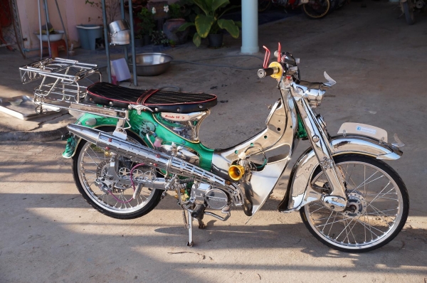 ขาย HONDA C 100 เครื่อง ดรีม 100 ทะเบียนเครื่อง โครงออกใบซื้อขายให้ แต่งสวย ๆ สภาพนางฟ้า สีเขียวเก็ด เพ้นลายสวยมาก งานเหล็กทั้งคัน ชุบทั้งคัน ท่อยก ดิสเบลคหลัง เครื่องดี ขับดีแน่น โดยรวมพร้อมใช้ครับ