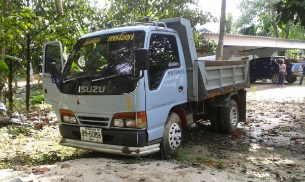 ISUZU NKR55EX5 6ล้อดั้ม รถห้างแท้ รถสวย พร้อมใช้...