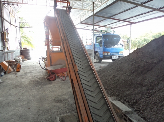 ขาย285000บาทเครื่องทำอิฐบล็อกซื้อมาได้แค่1ปีเลิกกิจการ สภาพดีพร้อมเอาไปทำงานได้เลยคับ