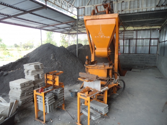 ขาย285000บาทเครื่องทำอิฐบล็อกซื้อมาได้แค่1ปีเลิกกิจการ สภาพดีพร้อมเอาไปทำงานได้เลยคับ