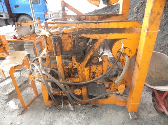 ขาย285000บาทเครื่องทำอิฐบล็อกซื้อมาได้แค่1ปีเลิกกิจการ สภาพดีพร้อมเอาไปทำงานได้เลยคับ