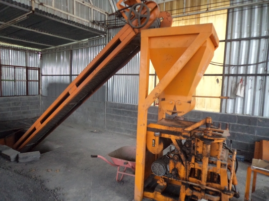 ขาย285000บาทเครื่องทำอิฐบล็อกซื้อมาได้แค่1ปีเลิกกิจการ สภาพดีพร้อมเอาไปทำงานได้เลยคับ